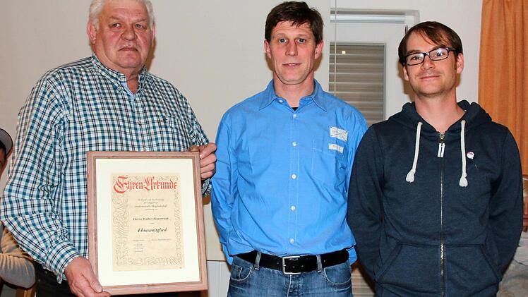 Walter Eisentraut (links) wurde von Vorsitzender Udo Scharpf (Mitte) auf der Jahreshauptversammlung zum Ehrenmitglied des SVH ernannt. Bastian Hartmann erhielt für seine 25-jährige Mitgliedschaft die Ehrennadel. Foto: Bettina Knauth