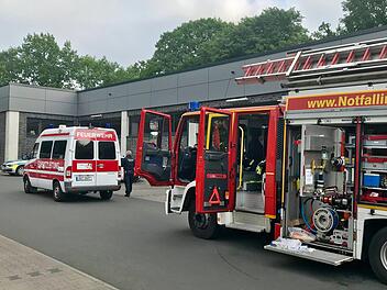 Am Freitag durchsuchten Feuerwehr und Polizei einen ALDI-Supermarkt in Bochum. Der Grund: Ein Mitarbeiter hatte eine giftige Spinne gefunden. Foto: Feuerwehr Bochum /dpa