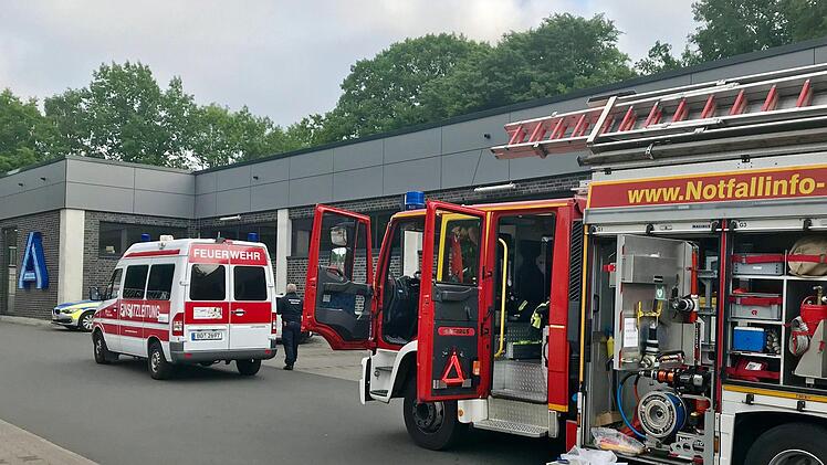 Am Freitag durchsuchten Feuerwehr und Polizei einen ALDI-Supermarkt in Bochum. Der Grund: Ein Mitarbeiter hatte eine giftige Spinne gefunden. Foto: Feuerwehr Bochum /dpa