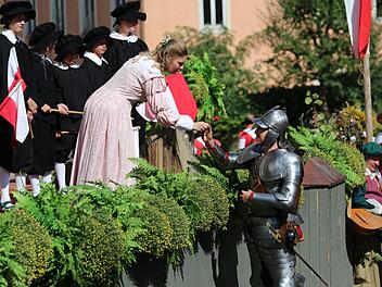 Rund 330 Besucher kamen zum ersten Heimatspiel unter neuer Führung und sahen überzeugende Darsteller. Hier überreicht Ottilia (Steff Wohlfromm) Michel Stapft (Dominik Lieb) eine Rose. Thomas Malz