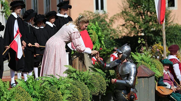 Rund 330 Besucher kamen zum ersten Heimatspiel unter neuer Führung und sahen überzeugende Darsteller. Hier überreicht Ottilia (Steff Wohlfromm) Michel Stapft (Dominik Lieb) eine Rose. Thomas Malz