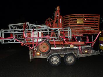 Mit diesem Vehikel war ein Rentner auf der Autobahn unterwegs: Der große Kran ragte an allen Seiten weit über den Anhänger hinaus. Foto: Verkehrspolizei Erlangen