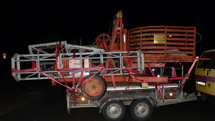 Mit diesem Vehikel war ein Rentner auf der Autobahn unterwegs: Der große Kran ragte an allen Seiten weit über den Anhänger hinaus. Foto: Verkehrspolizei Erlangen