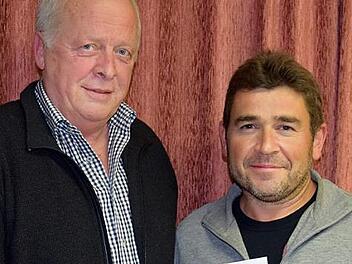 Hans-J&uuml;rgen Fischer (links) zeichnet Lars Porzelt f&uuml;r 30 Jahre im Leistungssport mit der BTTV-Ehrenurkunde aus. Foto: Alexandra Kemnitzer