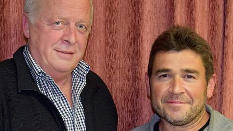 Hans-J&uuml;rgen Fischer (links) zeichnet Lars Porzelt f&uuml;r 30 Jahre im Leistungssport mit der BTTV-Ehrenurkunde aus. Foto: Alexandra Kemnitzer