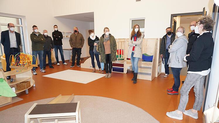 Die Gemeinderäte und Bürgermeister Dieter Muth besichtigten den neuen  Kindergarten in Oberleichtersbach. Foto: Marion Eckert