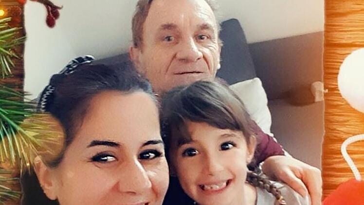 Weihnachtsgrüße vom Krankenbett mit einem dicken Dankeschön an die BR-Leser: Ralf Pettella mit seiner Ehefrau Amneh AlMutlaq  und der achtjährigen Tochter Jackleen-Angelina.