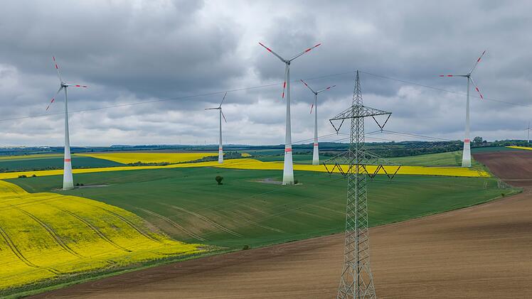 Windpark hinter H&ouml;chstspannungsleitung