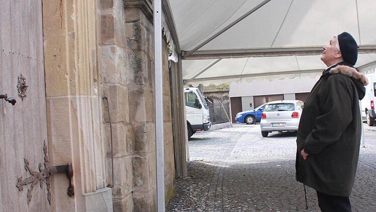 Die Spuren der Störche vor dem Hauptportal sind unübersehbar.