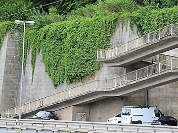 40 Meter breit ist die Mauernische, über die sich der insgesamt 70 Meter lange Zugang zu den Häusern Adamistraße 4a und 4b erstreckt. Die Rampe wird komplett erneuert.