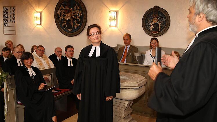 Pfarrer Axel Berthold führte Brigitte Müller in ihr neues Amt einFotos: Franz Galster