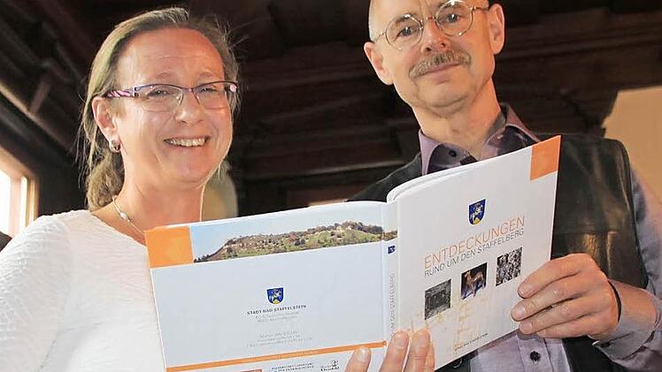 Stadtarchivarin Adelheid Waschka und der Hobbyarchäologe Bernhard Christoph, die bei der Erstellung des Buches federführend waren, stellten "Entdeckungen rund um den Staffelberg" im Rathaussitzungssaal vor. Foto: Matthias Einwag