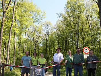 Bei der Einweihung des Birkenrain-Rundweges waren (von links) Paul Stahl, Hannah Severin, Ute Kerschbaum, Wilfried Bretscher, Petra Schmalbruch, Franz Wolf und Wilhelm Schmalen.  Foto: Daniel Wiener