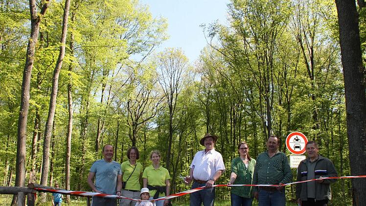 Bei der Einweihung des Birkenrain-Rundweges waren (von links) Paul Stahl, Hannah Severin, Ute Kerschbaum, Wilfried Bretscher, Petra Schmalbruch, Franz Wolf und Wilhelm Schmalen.  Foto: Daniel Wiener