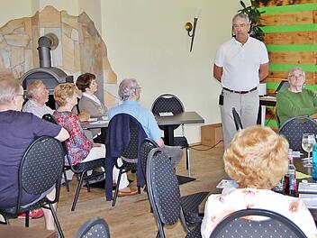 Einen Überblick über die lokale Medienlandschaft gab Paul Ziegler (stehend), Redaktionsleiter der Saale-Zeitung, beim jüngsten Neubürger-Stammtisch in Bad Kissingen. Fotos: Sigismund von Dobschütz