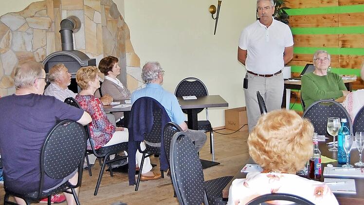 Einen Überblick über die lokale Medienlandschaft gab Paul Ziegler (stehend), Redaktionsleiter der Saale-Zeitung, beim jüngsten Neubürger-Stammtisch in Bad Kissingen. Fotos: Sigismund von Dobschütz