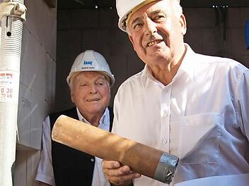 Architekt Albert Wagner, Sponsor Otto Waldrich und Oberbürgermeister Norbert Tessmer platzieren einen kupfernen Zylinder als symbolischen Grundstein.  Foto: Christian Dreßel