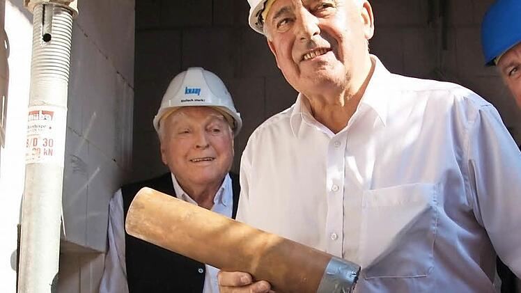 Architekt Albert Wagner, Sponsor Otto Waldrich und Oberbürgermeister Norbert Tessmer platzieren einen kupfernen Zylinder als symbolischen Grundstein.  Foto: Christian Dreßel