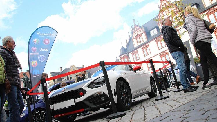 Besondere Autos waren von Absperrbändern umgeben und zogen so die Aufmerksamkeit auf sich. Foto: Simone Bastian