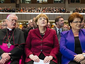 Bundeskanzlerin Angela Merkel (CDU, Mitte), die Pr&auml;sidentin des bayerischen Landtags, Barbara Stamm (CSU) und der W&uuml;rzburger Bischof Friedhelm Hofmann im Kongresszentrum in W&uuml;rzburg. Merkel war Gast des Di&ouml;zesanempfangs des Bistums W&uuml;rzburg. Foto: Nicolas Armer/dpa