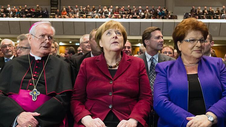 Bundeskanzlerin Angela Merkel (CDU, Mitte), die Pr&auml;sidentin des bayerischen Landtags, Barbara Stamm (CSU) und der W&uuml;rzburger Bischof Friedhelm Hofmann im Kongresszentrum in W&uuml;rzburg. Merkel war Gast des Di&ouml;zesanempfangs des Bistums W&uuml;rzburg. Foto: Nicolas Armer/dpa