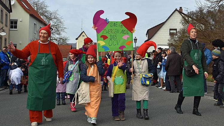 Einen großartigen Faschingsumzug stellte auch heuer wieder der Oberthereser Carnevalsverein (OCV) auf die Beine, der sich selbst mit einem Prunkwagen beteiligte. Im Bild Mitglieder der Zwergengarde.