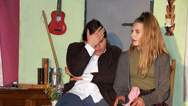 Jana Hornung in der Rolle des Stadtmusikanten Miller und Linda Meier in der Rolle seiner Ehefrau. Foto: Harald Krefft