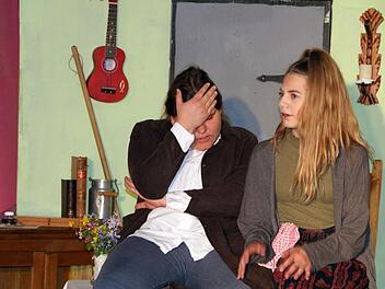 Jana Hornung in der Rolle des Stadtmusikanten Miller und Linda Meier in der Rolle seiner Ehefrau. Foto: Harald Krefft