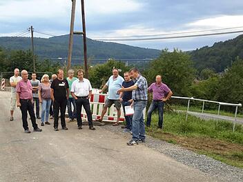 Diverse Ortstermine standen im Mittelpunkt der Sitzung des Riedenberger Gemeinderats. In der Bergseestraße erläuterte Bürgermeister Roland Römmelt (vorn rechts) den aktuellen Sachstand des Ausbaus und die weitere Vorgehensweise. Foto: Rolf Pralle