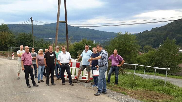 Diverse Ortstermine standen im Mittelpunkt der Sitzung des Riedenberger Gemeinderats. In der Bergseestraße erläuterte Bürgermeister Roland Römmelt (vorn rechts) den aktuellen Sachstand des Ausbaus und die weitere Vorgehensweise. Foto: Rolf Pralle