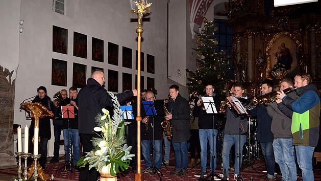 Mit anspruchsvollen Darbietungen erfreuten die Altenkunstadter Musikanten unter der Leitung von Thomas Krappmann ihre Mitglieder und alle Musikfreunde am Zweiten Weihnachtsfeiertag mit einem Konzert in der  Katholischen Pfarrkirche. Foto: Dieter Radziej