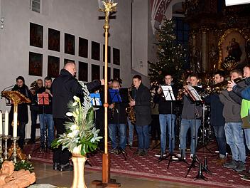 Mit anspruchsvollen Darbietungen erfreuten die Altenkunstadter Musikanten unter der Leitung von Thomas Krappmann ihre Mitglieder und alle Musikfreunde am Zweiten Weihnachtsfeiertag mit einem Konzert in der  Katholischen Pfarrkirche. Foto: Dieter Radziej