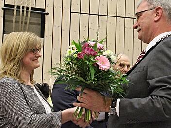 Blumen für Mio-Geschäftsführerin und Geburtstagskind Sandra Schramm von Bürgermeister Helmut Dietz beim Jahresempfang.  Helmut Will