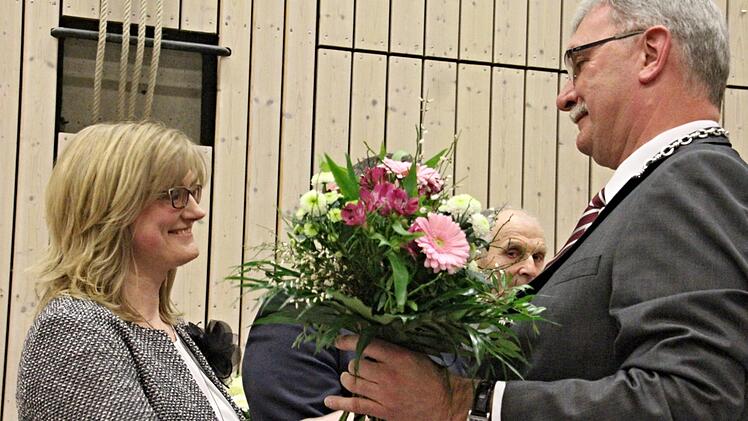 Blumen für Mio-Geschäftsführerin und Geburtstagskind Sandra Schramm von Bürgermeister Helmut Dietz beim Jahresempfang.  Helmut Will