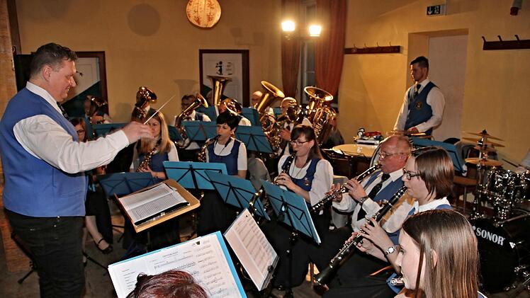 Stefan Krines dirigierte die Neubrunner Dorfmusikanten beim Frühjahrskonzert der Blaskapelle Gereuth.Helmut Will