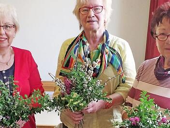 Angelika Fugmann (von links), Kirchenpflegerin Elvira Ludwig sowie Leni Krug zeigen die fertigen Palmbuschen.  Foto: Gerd Fleischmann