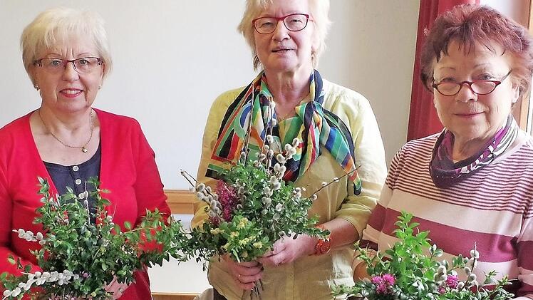 Angelika Fugmann (von links), Kirchenpflegerin Elvira Ludwig sowie Leni Krug zeigen die fertigen Palmbuschen.  Foto: Gerd Fleischmann
