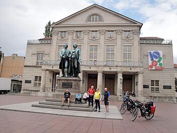 Die Radler vor dem Nationaltheater in Weimar  Foto: Wolfgang Jordan
