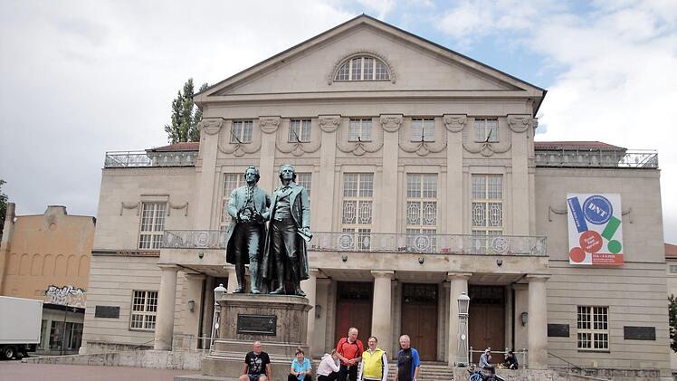 Die Radler vor dem Nationaltheater in Weimar  Foto: Wolfgang Jordan