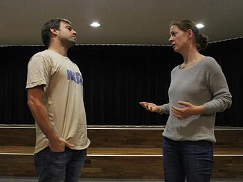 Zwei Schauspieler aus Regensburg  überraschten mit einem ungewöhnlichen Stück. Fotos: Michael Busch