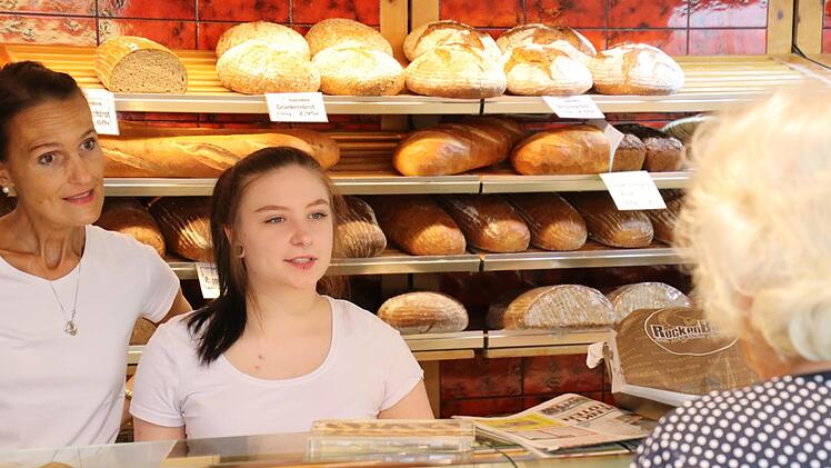 Glücksfall für die Bäckerei: Vanessa Mai (rechts) hat sich zwischen mehreren Optionen für eine Ausbildung im Hause Dörr entschieden. Am 1. August ging es los. Die Personaldecke reicht für die Bäckerei aber nicht, um auch in Gerach weiter einen Laden zu betreiben.  Foto:  Schanz