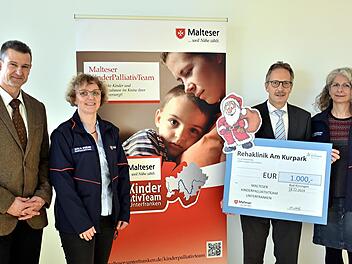 &Uuml;bergabe der Weihnachtsspende: Holger Metz, Sonja Kneuer, Dr. Andreas Willer, und Christine Kroschewsky,  Foto: Markus Staubach