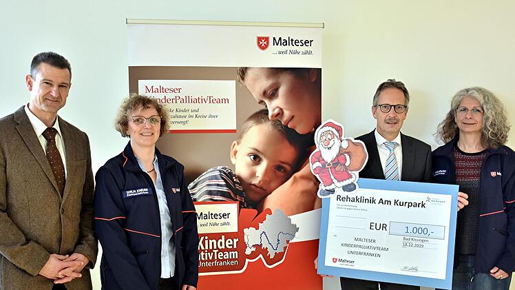&Uuml;bergabe der Weihnachtsspende: Holger Metz, Sonja Kneuer, Dr. Andreas Willer, und Christine Kroschewsky,  Foto: Markus Staubach