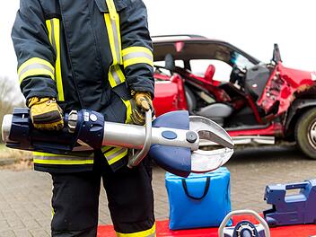 Kind bleibt mit Fu&szlig; in Dose stecken - Feuerwehreinsatz