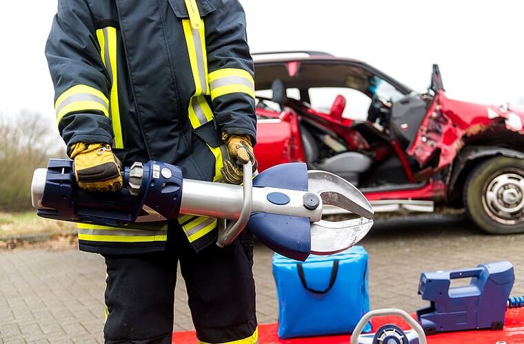 Bad Rodach: Frau (36) nach schwerem Unfall eingeklemmt - Totalschaden am Auto