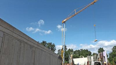 Die Mauern der Kegelbahn (links) stehen schon, am Kran hängt Material für das künftige ATSV-Vereinsheim.