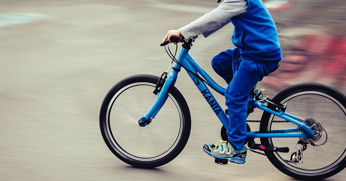 サイクリング中に8歳で重傷を負った