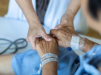 Hospize sind Einrichtungen, die für Menschen mit unheilbaren Krankheiten in ihrer letzten Lebensphase eine palliativ-pflegerische und palliativ-medizinische Versorgung erbringen.