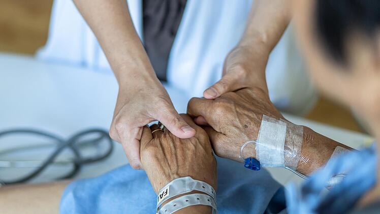 Hospize sind Einrichtungen, die für Menschen mit unheilbaren Krankheiten in ihrer letzten Lebensphase eine palliativ-pflegerische und palliativ-medizinische Versorgung erbringen.
