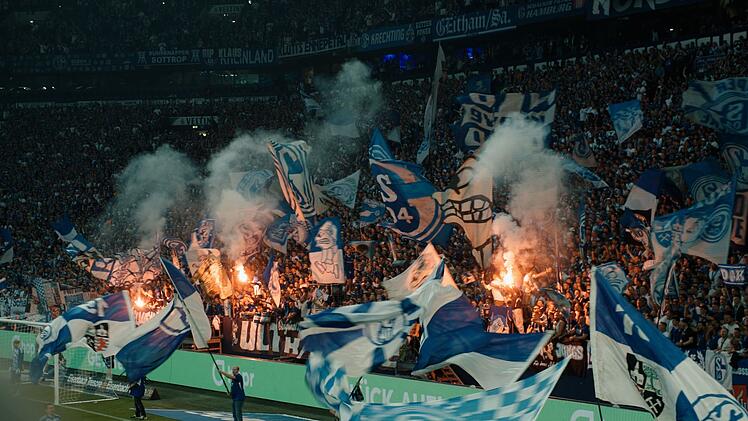 Auf Schalke brennt wieder Licht: Die Nordkurve steht wie eine Wand hinter Miron Muslics Team.